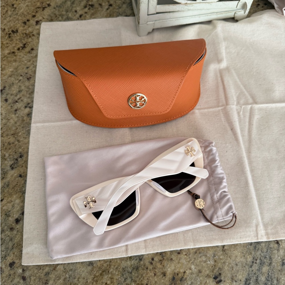 New Tory Burch cat eye  Sunglasses with Gold Accents - Picture 4 of 7